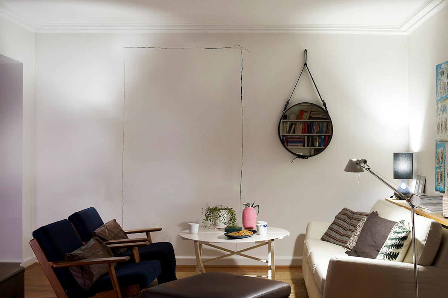 Veggen sprekker Veggen sprekker rundt reparasjonen i murveggen.